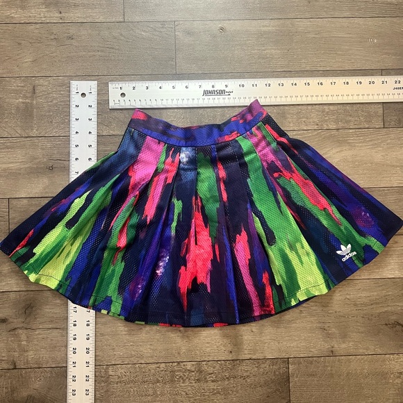 PHARRELL X ADIDAS ORIGINALS - Tie Dye Pleated Tennis Skirt - Picture 1 of 3